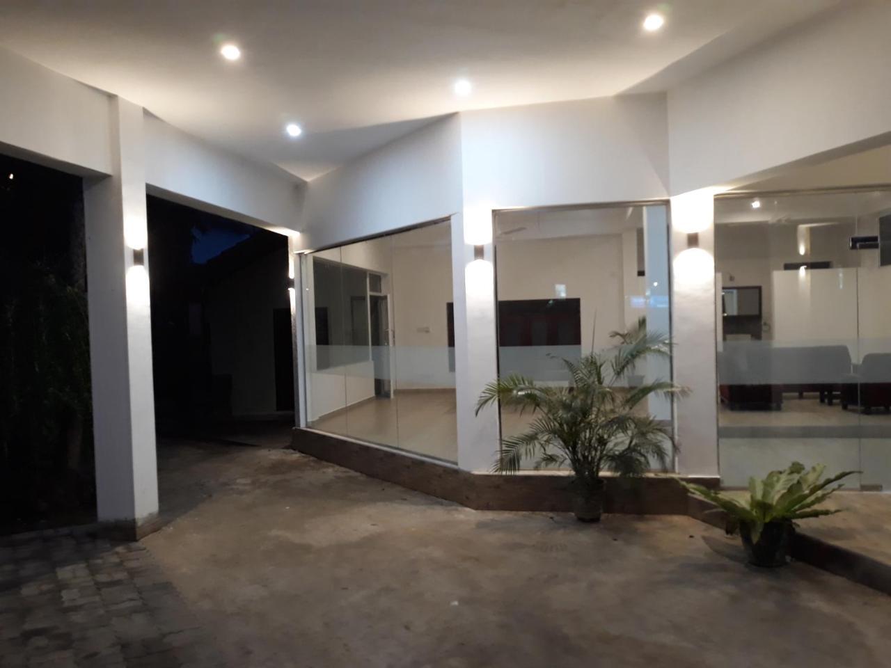 Traveller'S Home Hotel Tissamaharama Ngoại thất bức ảnh